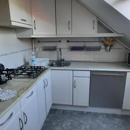 Hi-bp Garden City Batsanyi 3 Rooms, Upstairs Near The City Train With Free Parking *