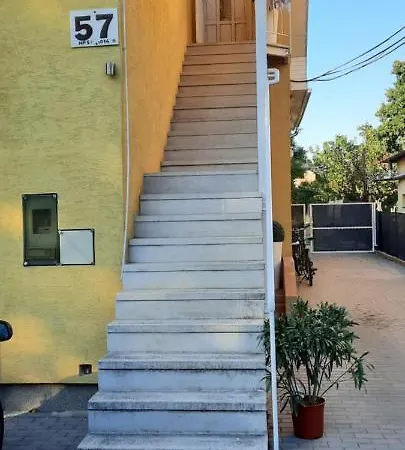 Hi-bp Garden City Batsanyi 3 Rooms, Upstairs Near The City Train With Free Parking Apartmán