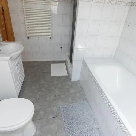 Hi-bp Garden Batsanyi 3 Rooms, Upstairs Near The Train With Free Parking Apartman *