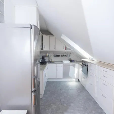 Apartman Hi-bp Garden Batsanyi 3 Rooms, Upstairs Near The Train With Free Parking