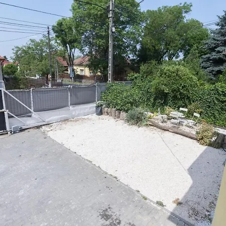 Apartman Hi-bp Garden Batsanyi 3 Rooms, Upstairs Near The Train With Free Parking *