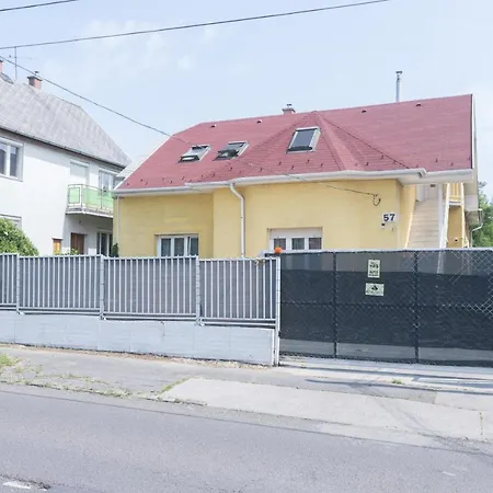 Hi-bp Garden City Batsanyi 3 Rooms, Upstairs Near The City Train With Free Parking Apartmán