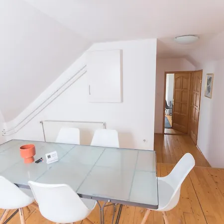 Hi-bp Garden Batsanyi 3 Rooms, Upstairs Near The Train With Free Parking Apartman Budapest