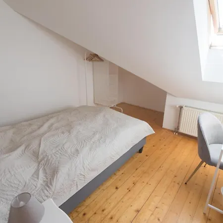Hi-bp Garden City Batsanyi 3 Rooms, Upstairs Near The City Train With Free Parking Apartmán