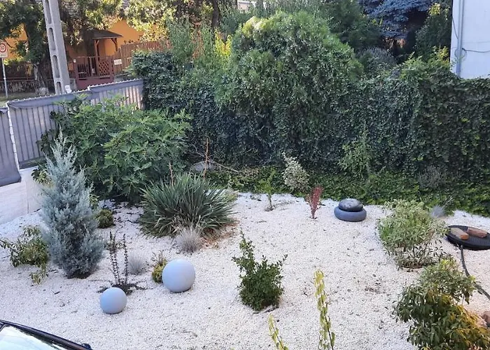 Hi-bp Garden Batsanyi 3 Rooms, Upstairs Near The Train With Free Parking