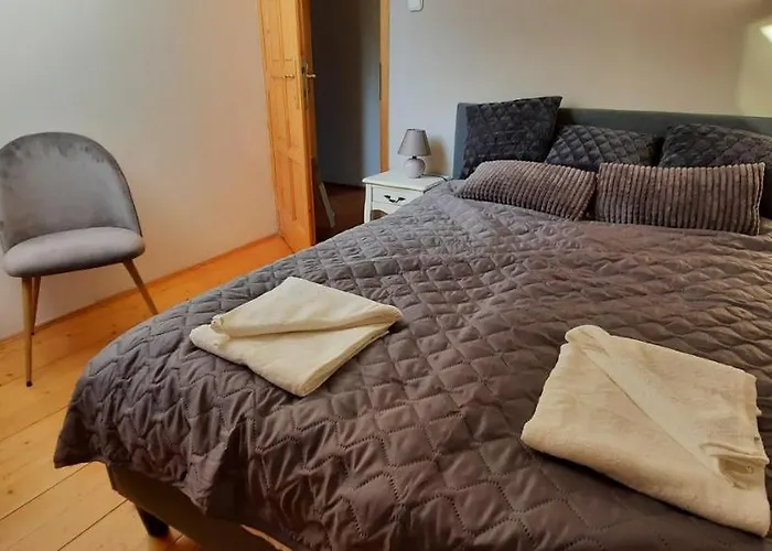 Hi-bp Garden Batsanyi 3 Rooms, Upstairs Near The Train With Free Parking Apartment *