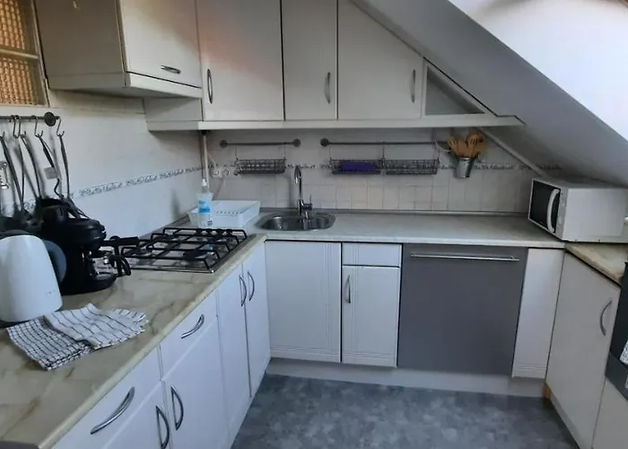 Hi-bp Garden Batsanyi 3 Rooms, Upstairs Near The Train With Free Parking *