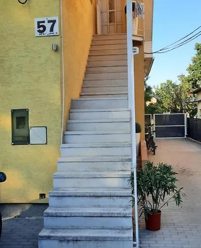 Hi-bp Garden Batsanyi 3 Rooms, Upstairs Near The Train With Free Parking Apartment