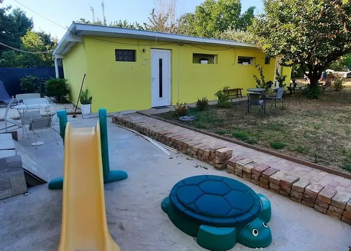 Hi-bp Garden Batsanyi 3 Rooms, Upstairs Near The Train With Free Parking *