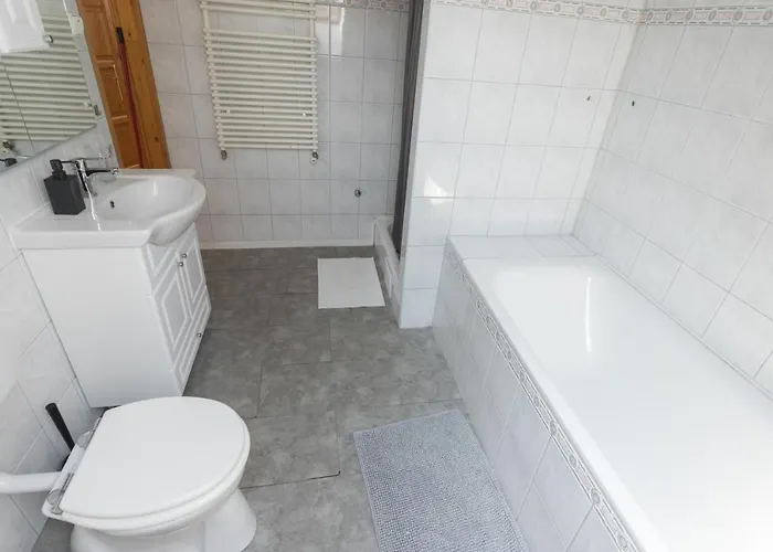 Hi-bp Garden Batsanyi 3 Rooms, Upstairs Near The Train With Free Parking Apartment *
