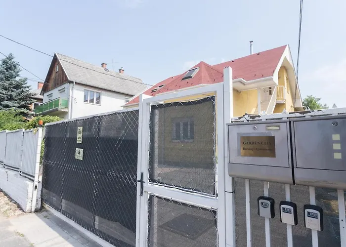 Hi-bp Garden Batsanyi 3 Rooms, Upstairs Near The Train With Free Parking