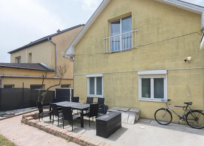 Hi-bp Garden Batsanyi 3 Rooms, Upstairs Near The Train With Free Parking