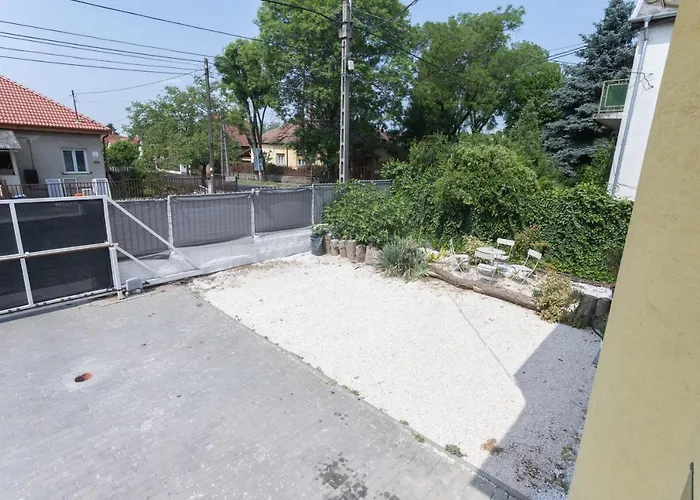 Apartment Hi-bp Garden Batsanyi 3 Rooms, Upstairs Near The Train With Free Parking *