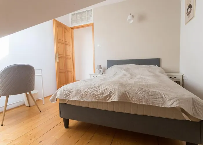 Apartment Hi-bp Garden Batsanyi 3 Rooms, Upstairs Near The Train With Free Parking *