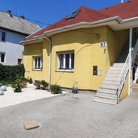Hi-bp Garden City Batsanyi 3 Rooms, Upstairs Near The City Train With Free Parking