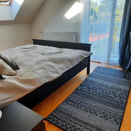 Hi-bp Garden City Batsanyi 3 Rooms, Upstairs Near The City Train With Free Parking