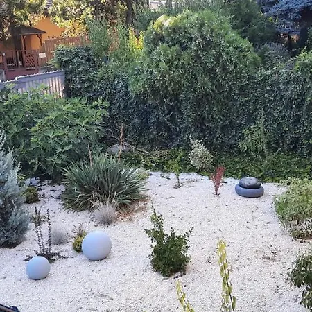 Hi-bp Garden City Batsanyi 3 Rooms, Upstairs Near The City Train With Free Parking
