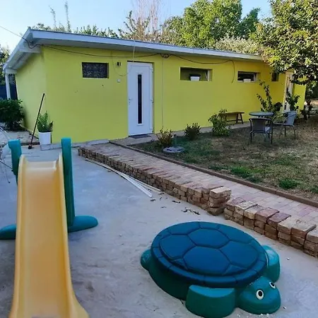 Hi-bp Garden City Batsanyi 3 Rooms, Upstairs Near The City Train With Free Parking *