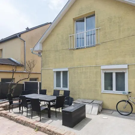 Hi-bp Garden City Batsanyi 3 Rooms, Upstairs Near The City Train With Free Parking